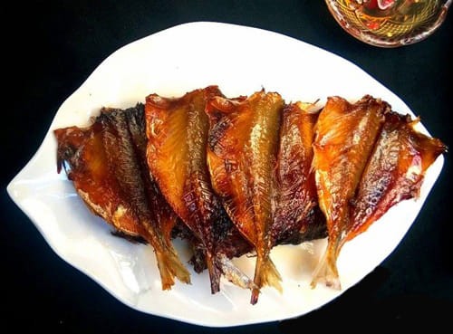 khô cá chỉ vàng chiên nhanh trên dầu sôi
