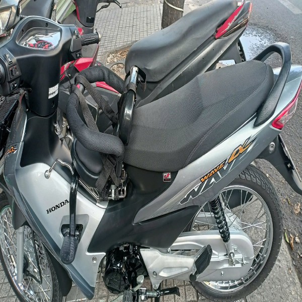 Ghế ngồi xe máy xe điện, tay ga có giảm xóc